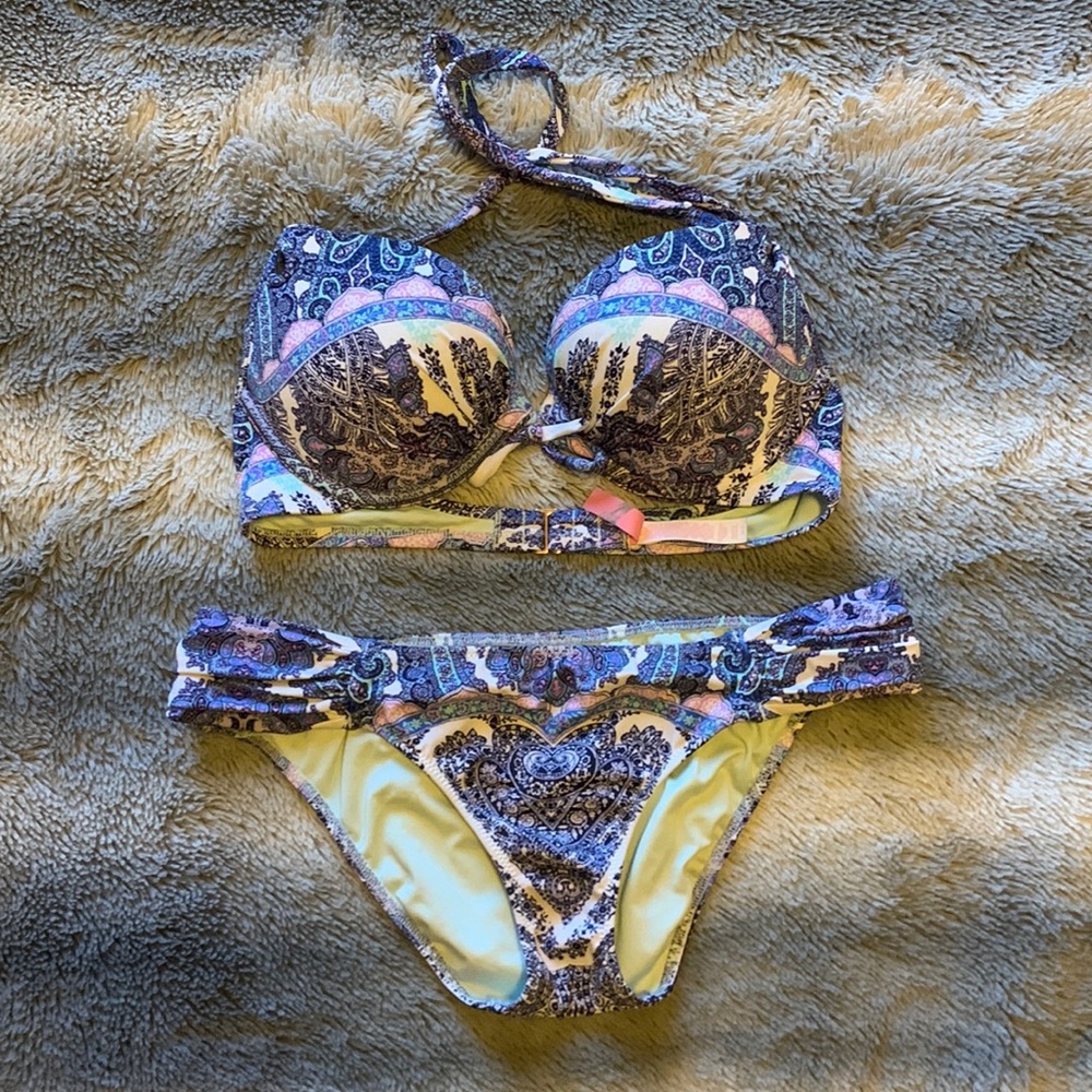 Victoria’s Secret knockout bikini